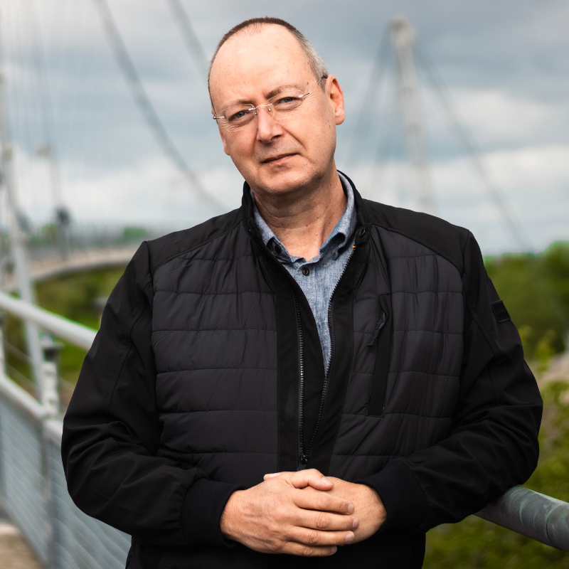 orthomolekular Therapeut Gelernter Chemiker, der sich in seiner Arbeit als Heilpraktiker für Psychotherapie auf die Psychosomatik spezialisiert hat und Ernährungsmedizin und Aromatherapie als ganzheitliches Konzept mit der Psychologie verbindet.