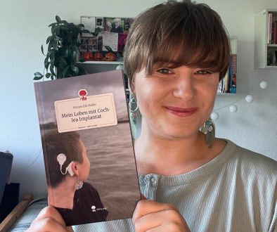 Miriam Müller mit Buch Mein Leben mit Cochlea-Implantat